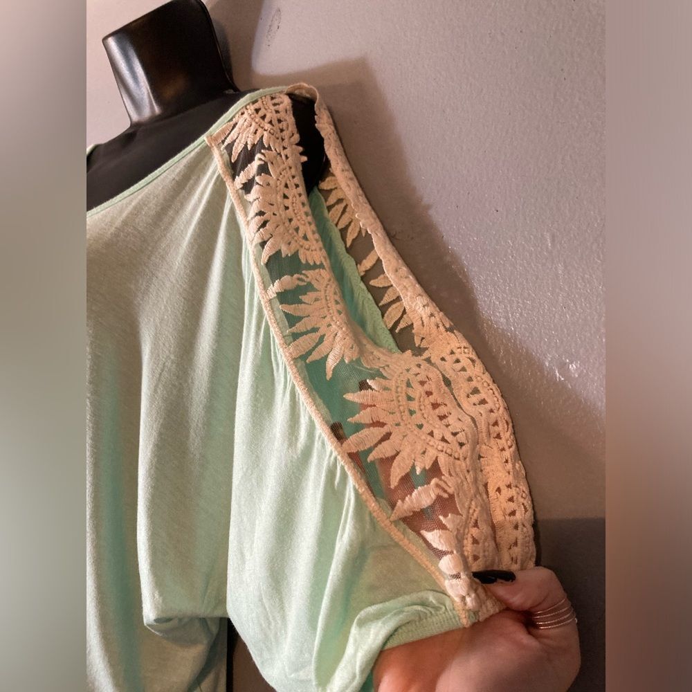 Venus green crochet batwing blouse - Picture 5 of 8
